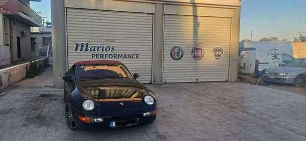 Porsche 968 μπροστά στο συνεργείο