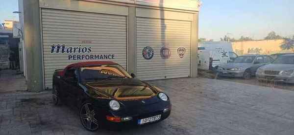 Porsche 968 Cabriolet μπροστά στο συνεργείο