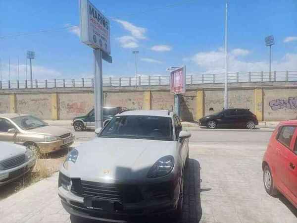 Porsche Macan στον χώρο στάθμευσης