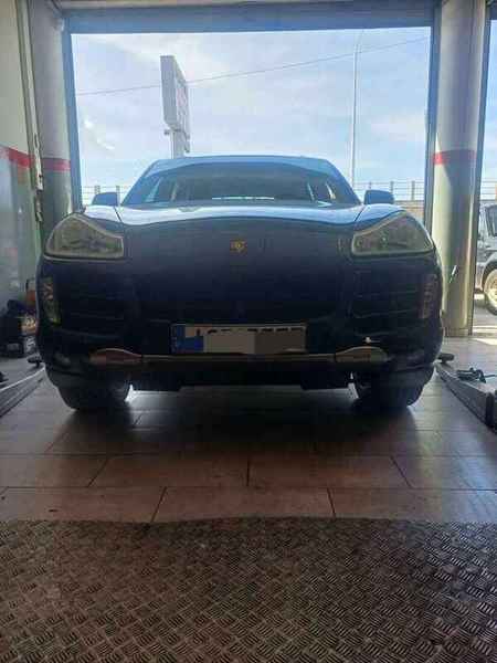Porsche Cayenne στο ανυψωτικό