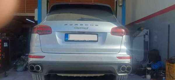 Porsche Cayenne S - πίσω όψη στο ανυψωτικό